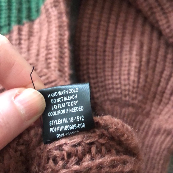 Vici Collection v-neck sweater - Picture 5 of 5